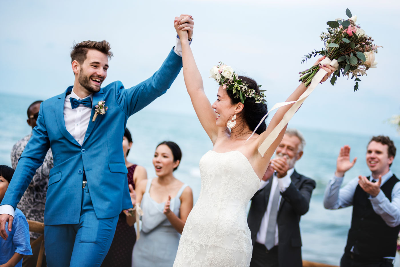 Imagen de pareja feliz en día de su moda con las manos en alto. q bodas y viajes Wedding Planner experta en Bodas Íntimas eventos y viajes en Málaga
